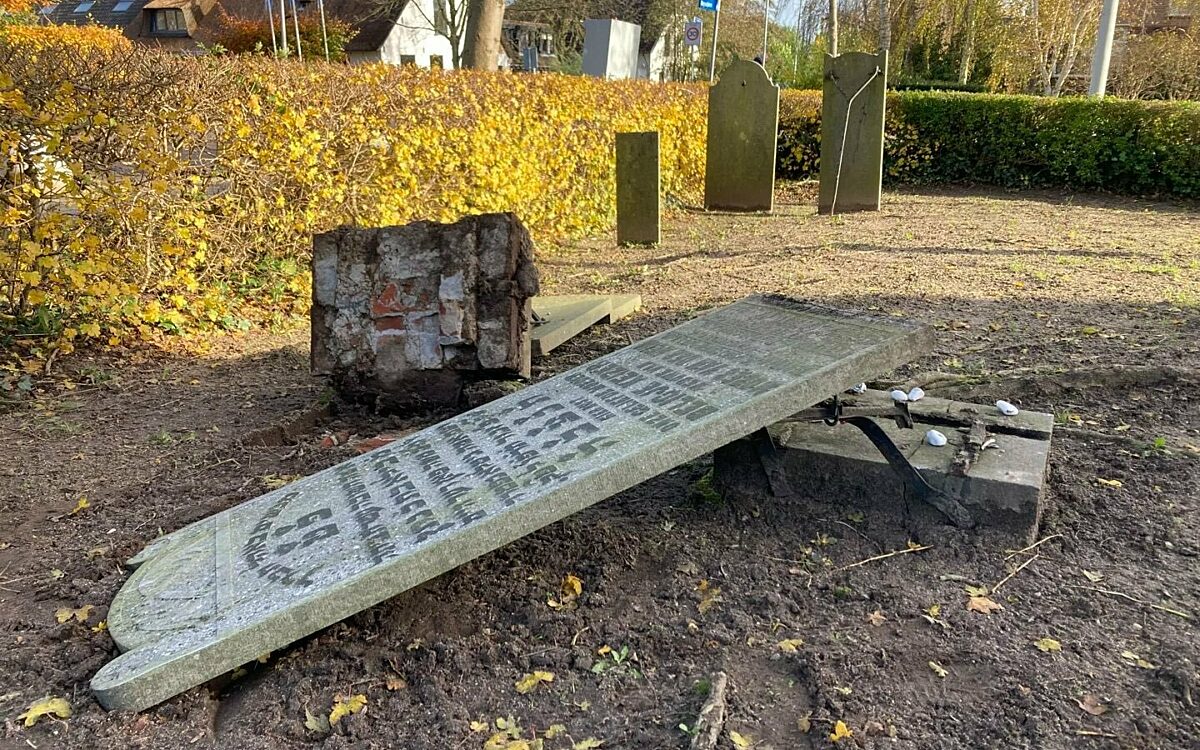 Grafstenen omgegooid op Joodse begraafplaats in Lekkerkerk