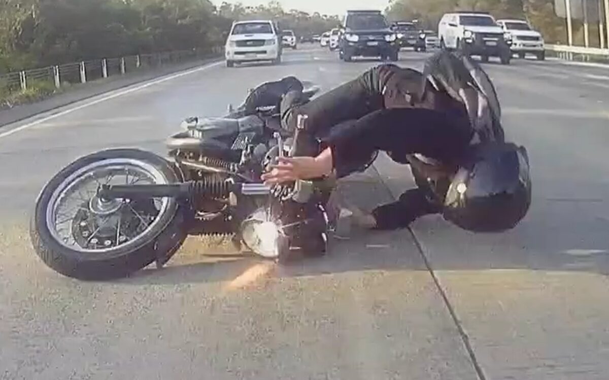 Video: Motorrijder crasht en knalt tegen auto aan na inhaalactie