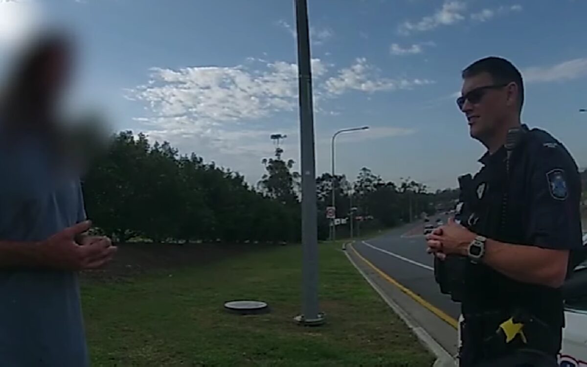 Video: Dronken Australiër klampt zich 400 kilometer lang vast onder vrachtwagen