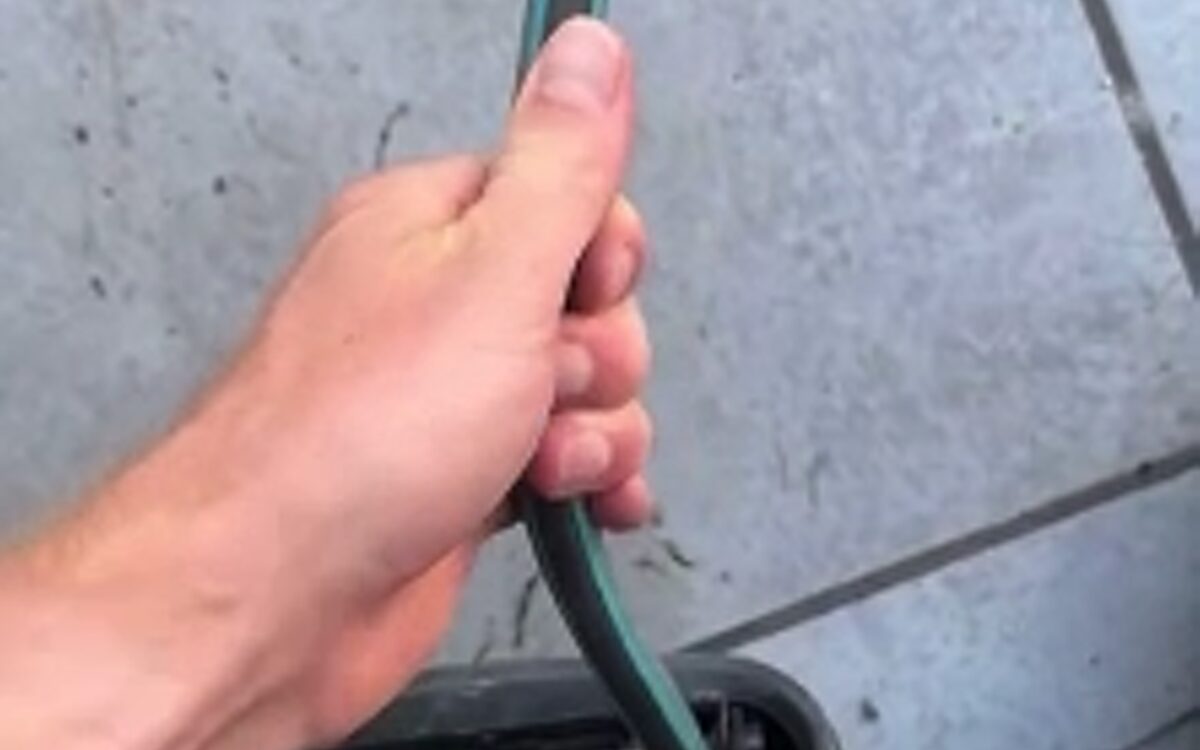 Enzo Knol ontdekt doodnormaal oprolsysteem met zijn tuinslang