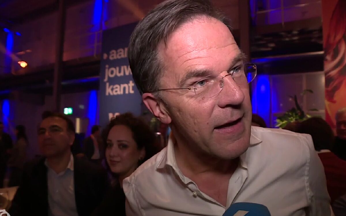 Terugkijken: Mark Rutte wil alleen praten over bitterballen na overwinning PVV