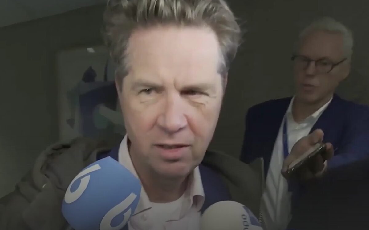 Martin Bosma (PVV) verschijnt met kater voor camera: ‘Nog steeds last van alcohol’