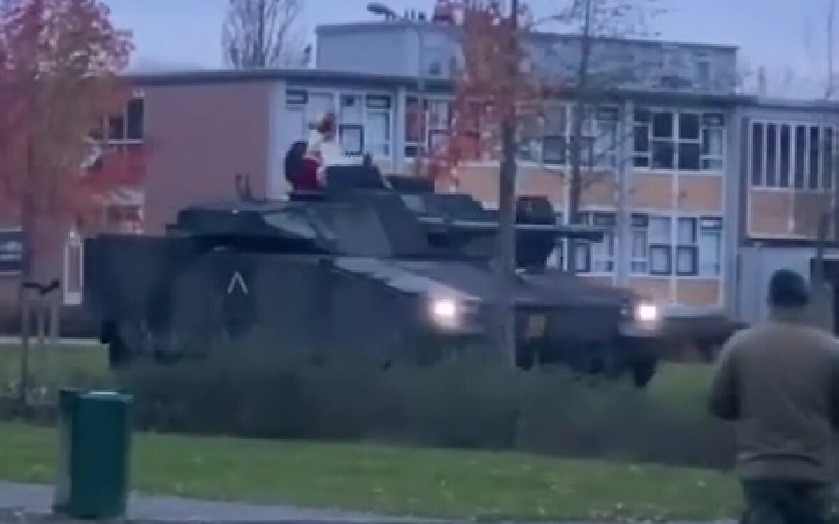 Kick Out Zwarte Piet maakt geen kans: Sinterklaas komt aan in tank
