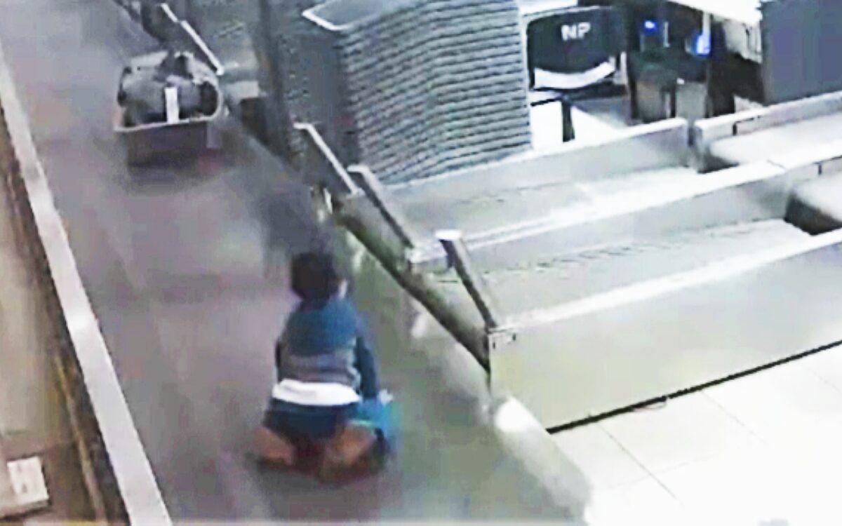 Video: Kind (3) stapt op bagageband en maakt ritje door luchthaven
