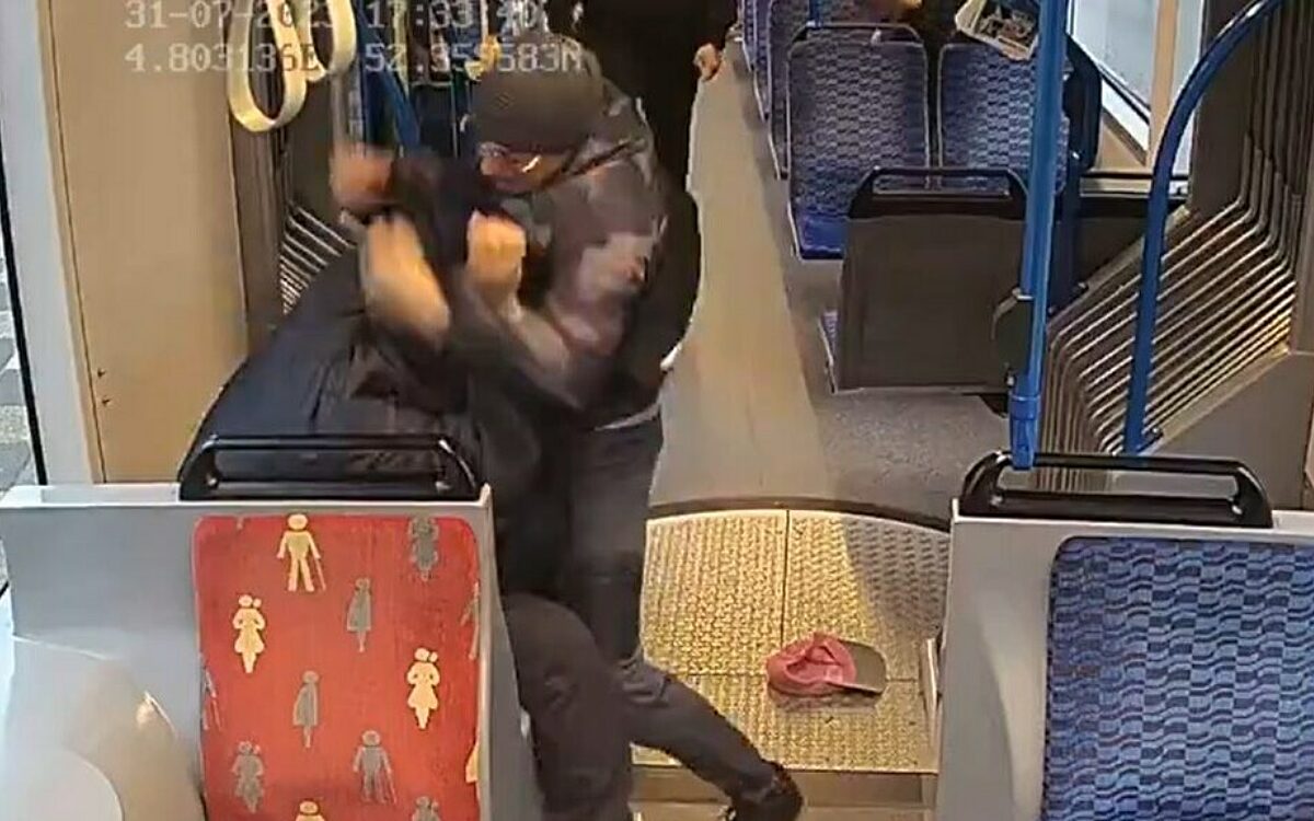 Bizarre beelden: Man slaat medepassagier (26) uit het niets in elkaar