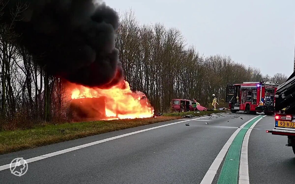 Video: Ernstig ongeval op N36 bij Vriezenveen, busje vliegt in brand