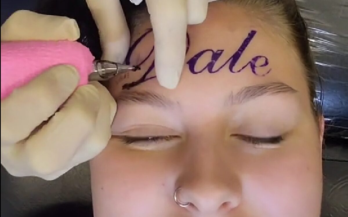 Georgia (24) laat naam van vriend op hoofd tatoeëren: ‘Onze liefde is voor altijd’