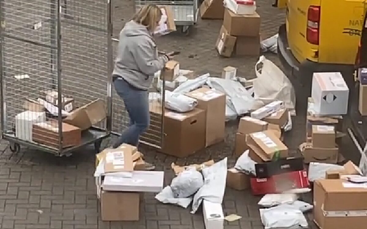 DHL-bezorger gooit onbeschaamd met pakketjes