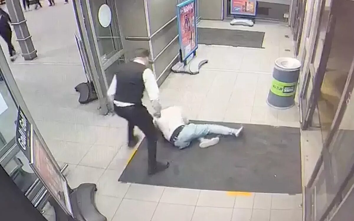 Man wil beveiliger in Helmond neersteken, maar krijgt rake klappen