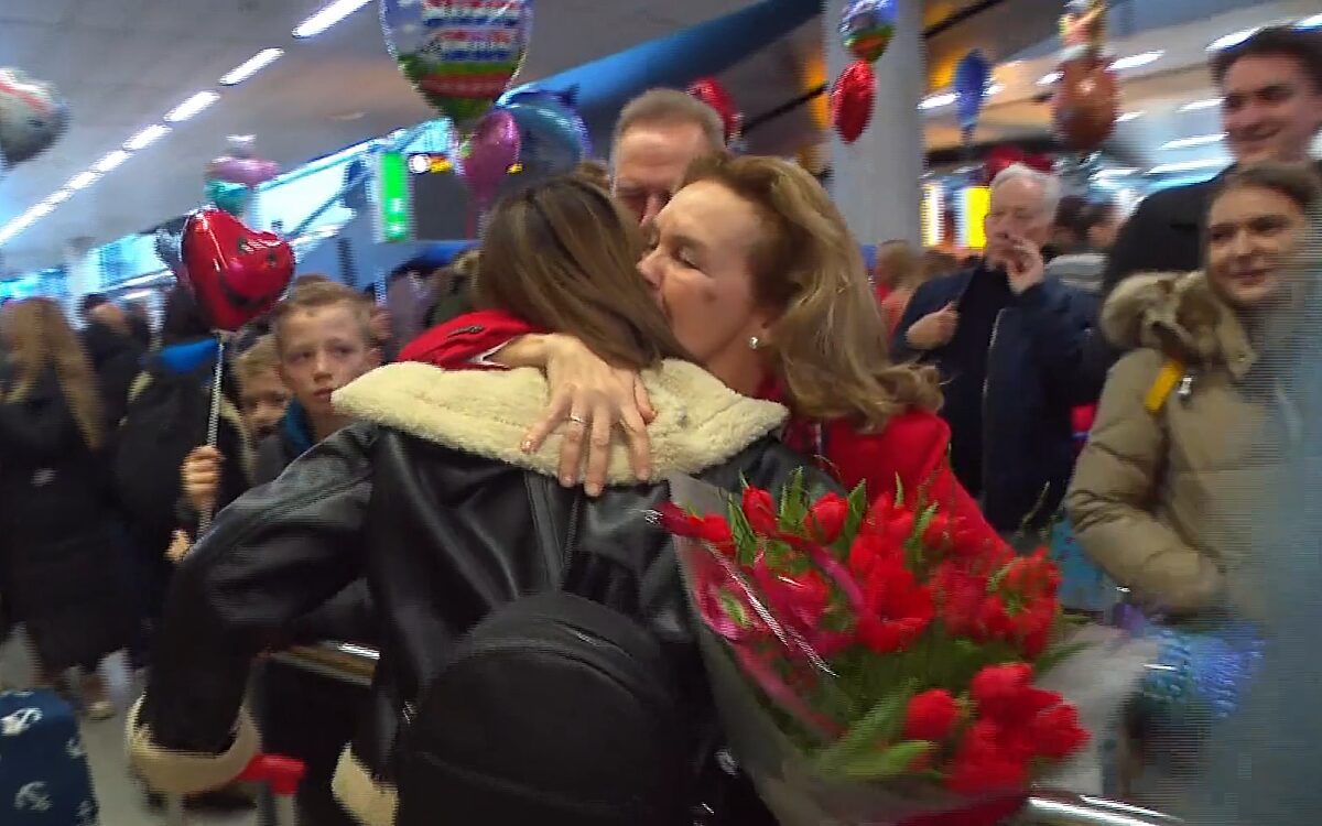 Video: Mensen vliegen elkaar in de armen op Schiphol voor kerstmis-reünie