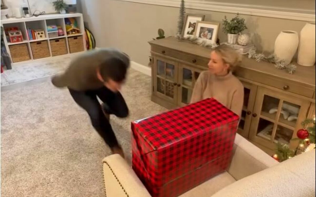 Video: YouTuber probeert nieuwe technieken voor het openen van kerstcadeaus