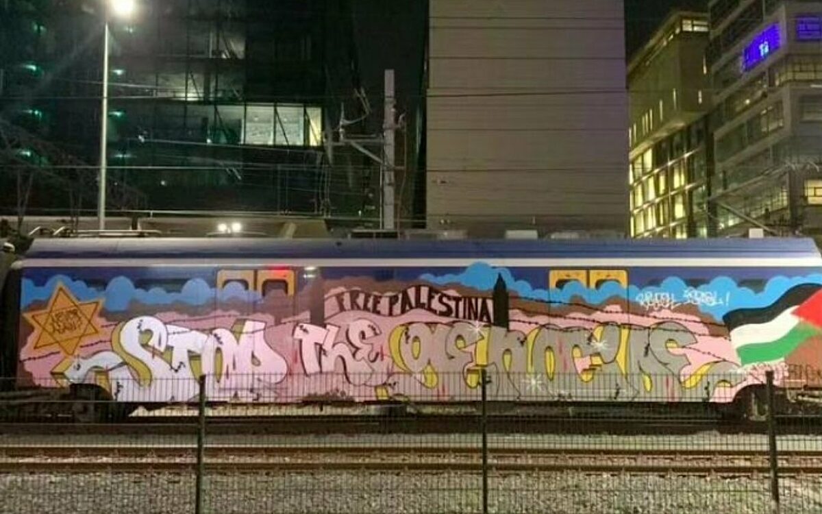 NS-trein beklad door pro-Palestina demonstranten: ‘Stop the genocide’
