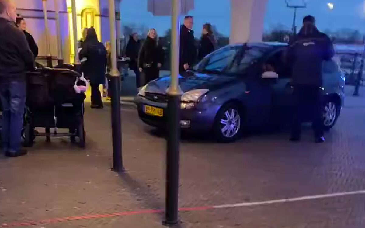 Video: Dronken man rijdt ingang Efteling binnen