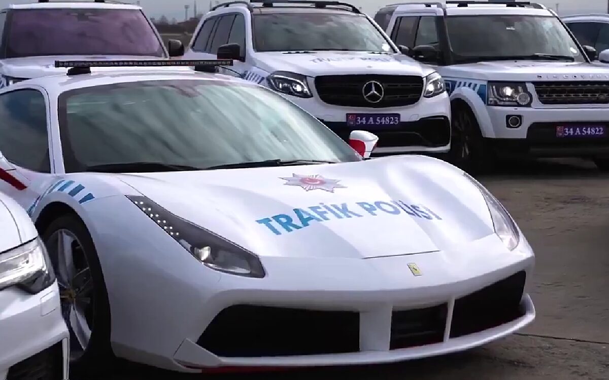 Turkse politie pronkt met peperdure bolides