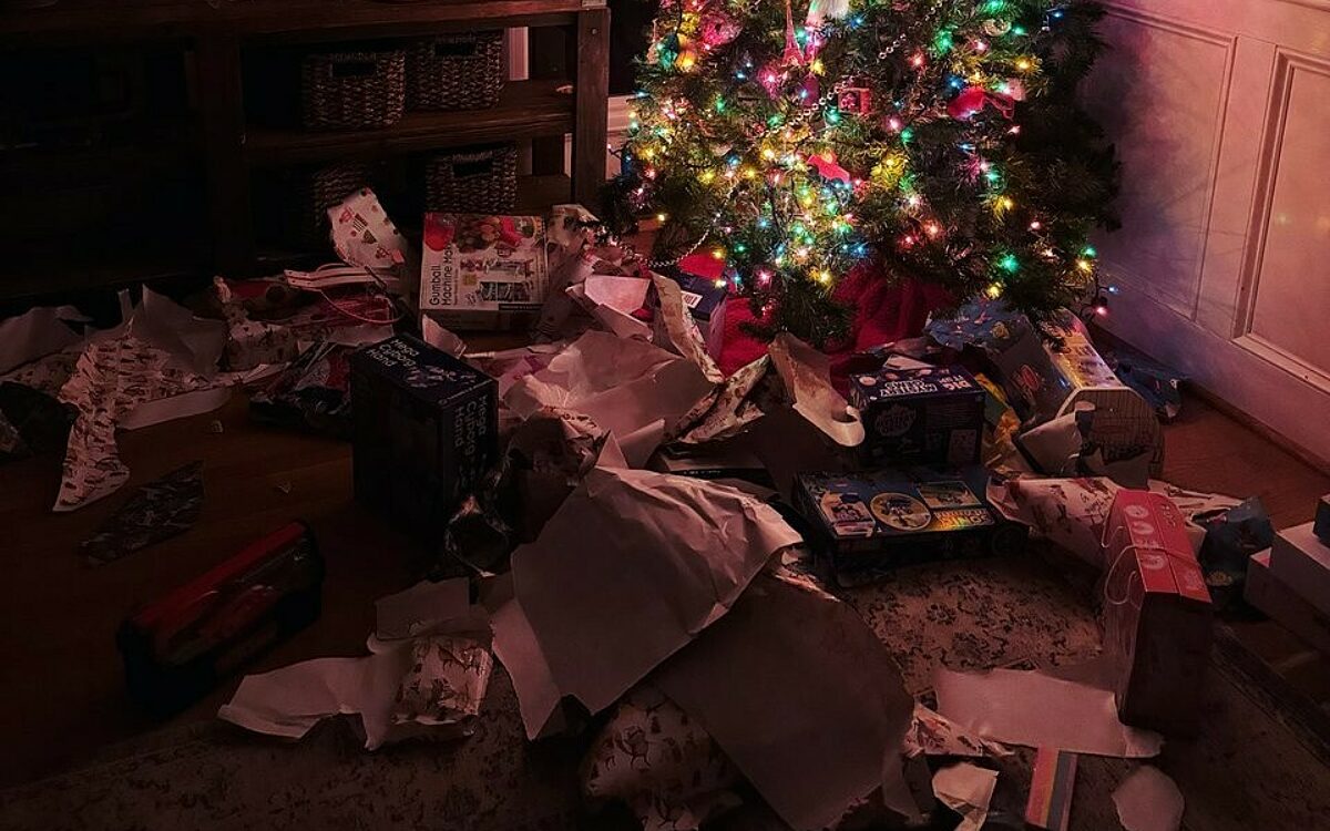Enig: 3-jarige peuter pakt midden in de nacht alle kerstcadeaus uit