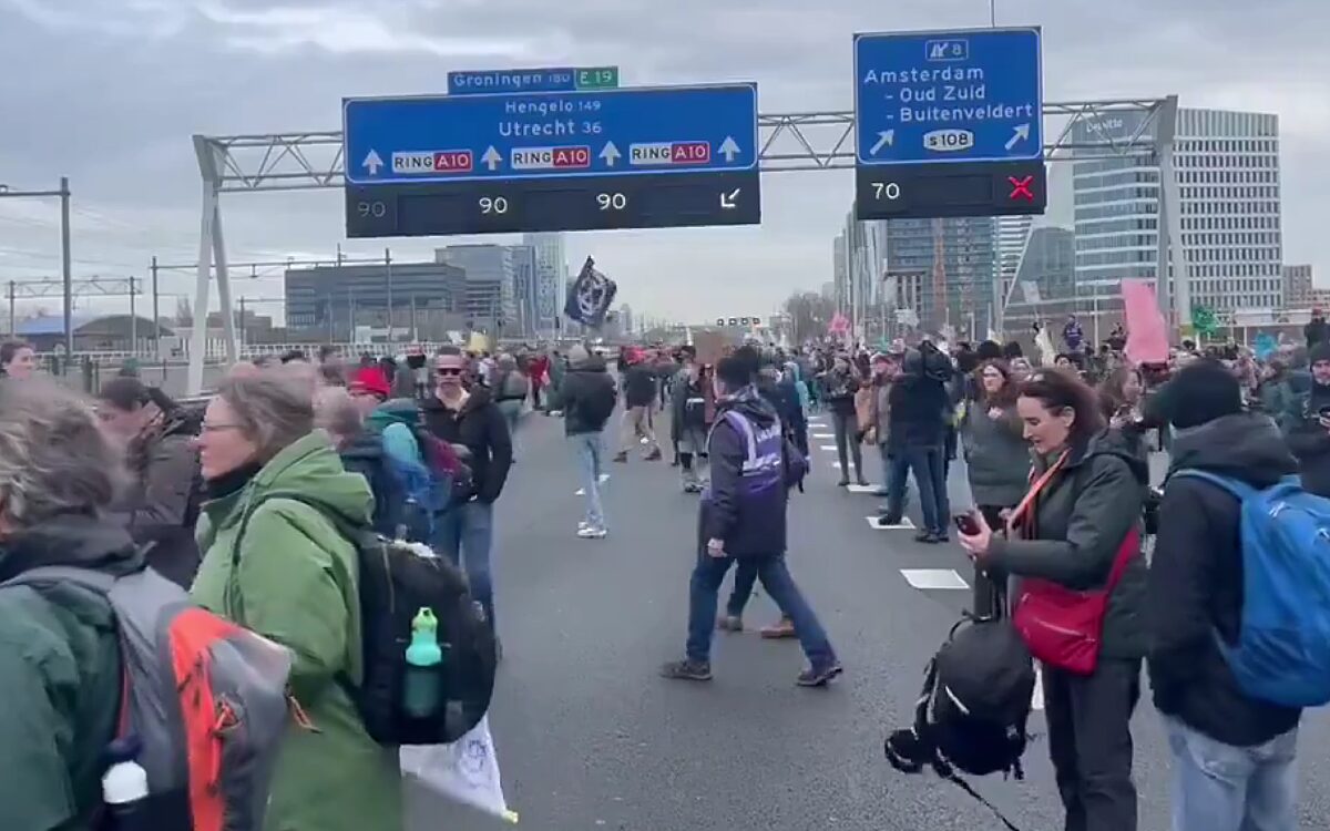 Beelden: Extinction Rebellion blokkeert de A10