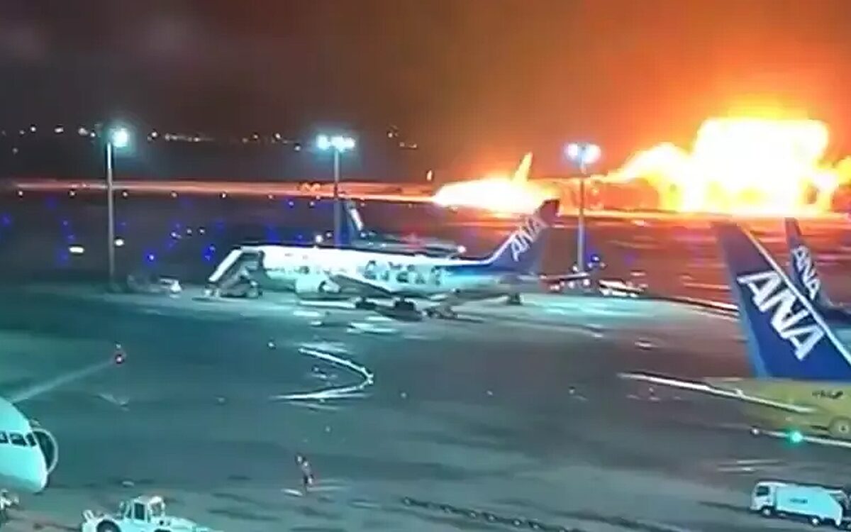 Japans passagiersvliegtuig vliegt in brand op vliegveld Tokio