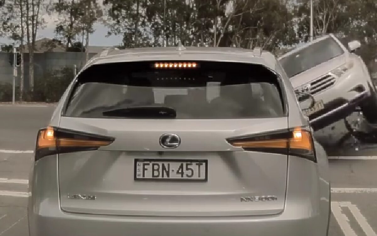 Video: Keiharde botsing in Sydney door roodrijder