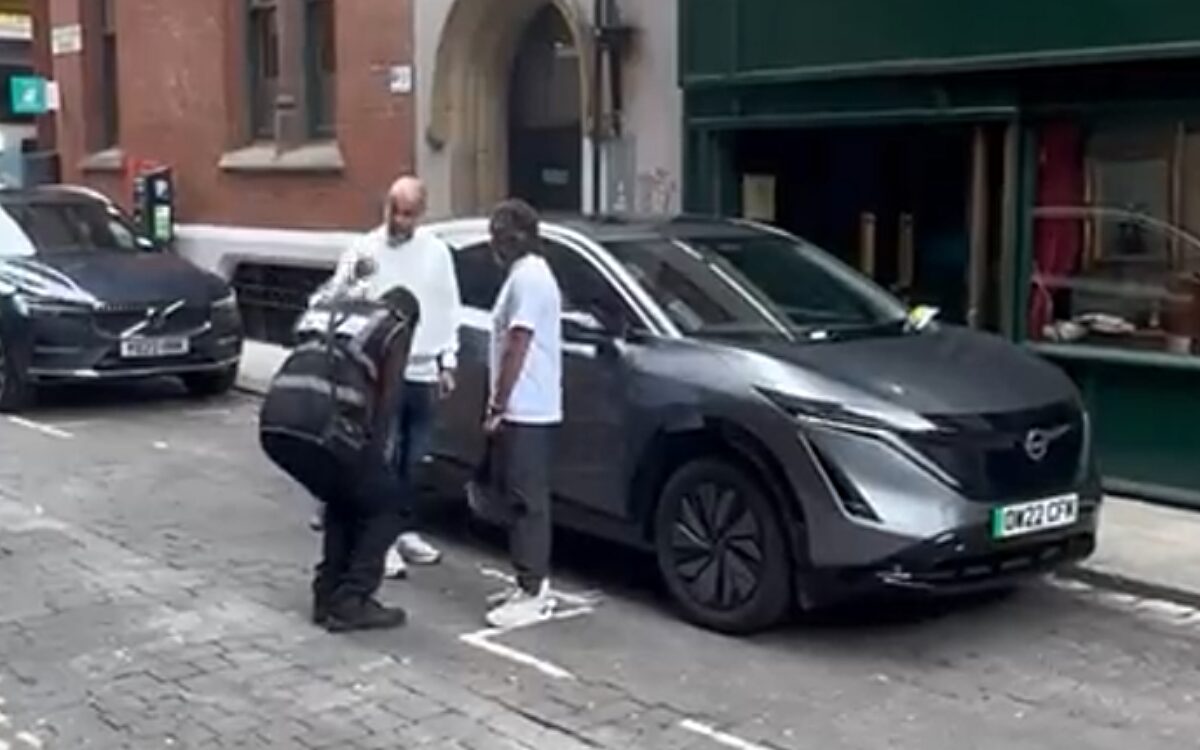 Toptrainer Pep Guardiola krijgt parkeerboete en is ‘not amused’