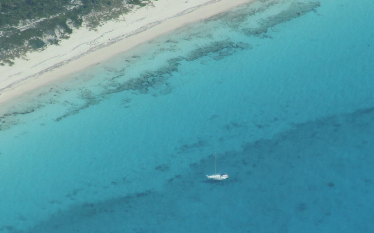 Nederlander (64) zat drie dagen vast op onbewoond eiland Bahamas, maakte SOS-teken op strand