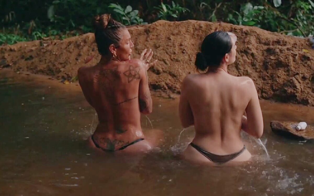 Badderende Famke Louise en Kelly van der Veer gefilmd in Echte Meisjes in de Jungle