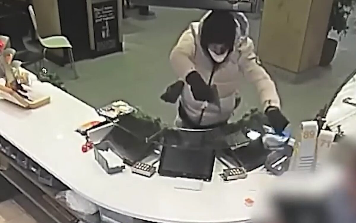 Video: Gewapende overval op McDonald's in Arnhem, dader wordt gezocht