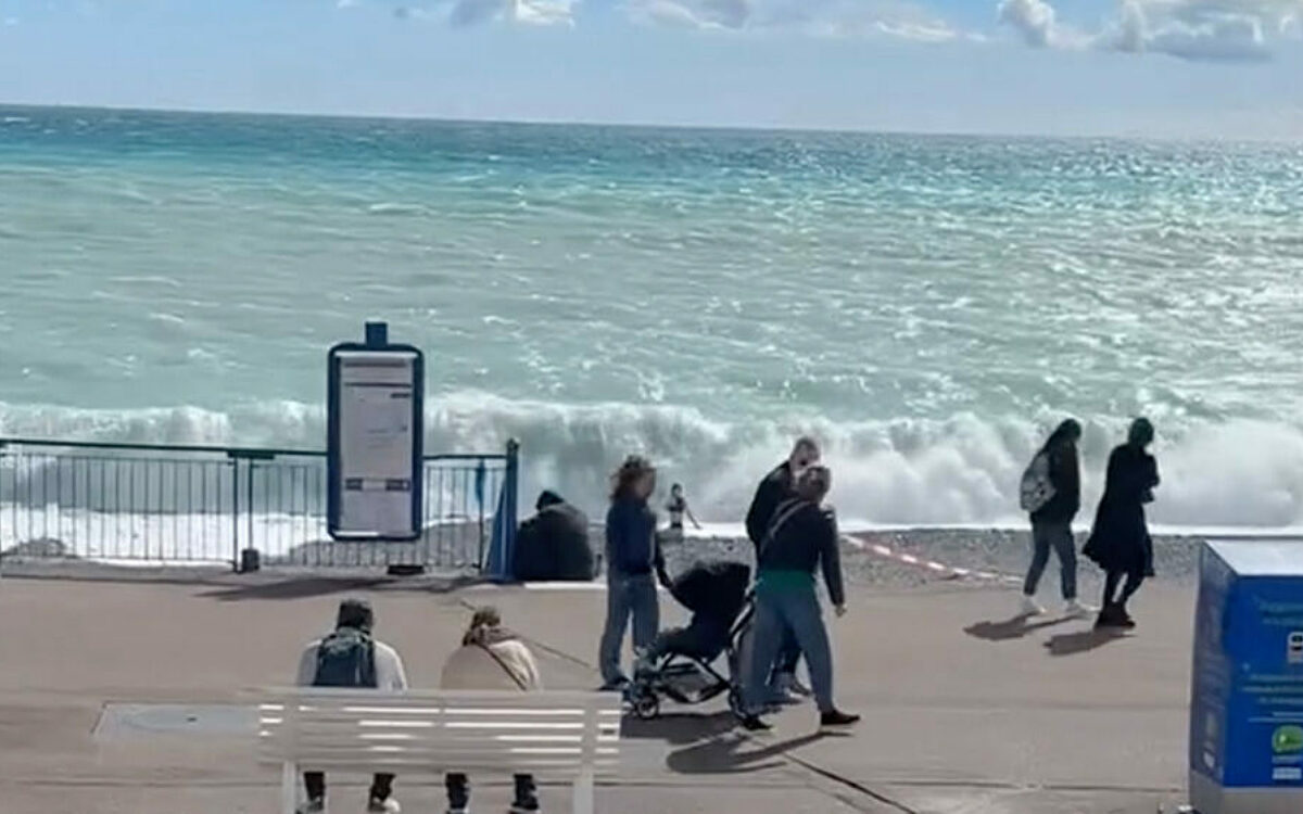 Influencer wordt weggespoeld tijdens fotoshoot aan zee