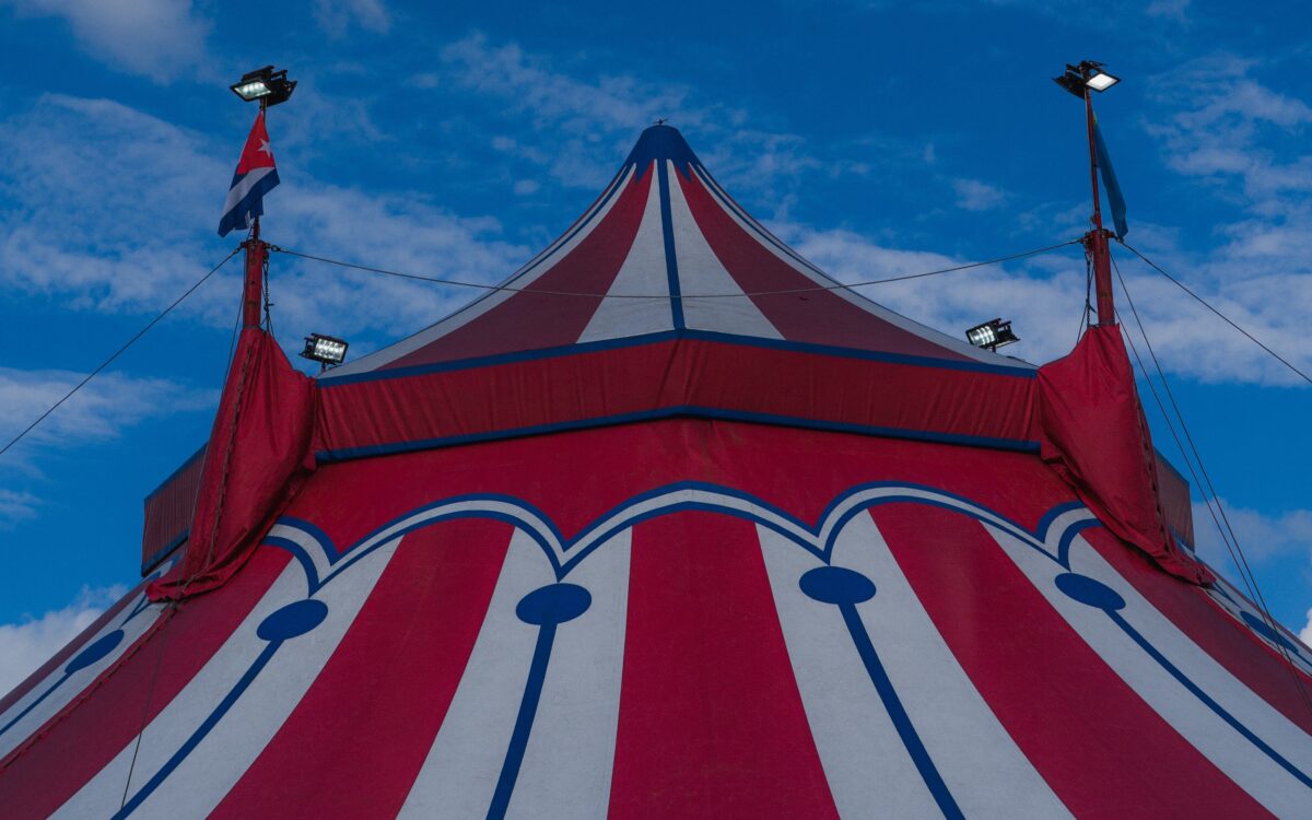Circustent in Leeuwarder binnenstad bijna weggeblazen door storm Henk