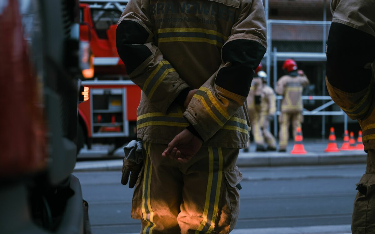 Video: Inbreker en agenten door brandweer gered in Den Haag
