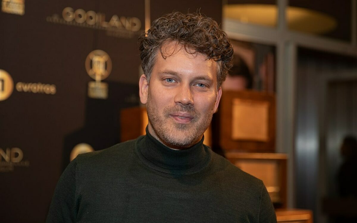 Hartverscheurend! Radio-dj Paul Rabbering neemt afscheid van te vroeg geboren kindje