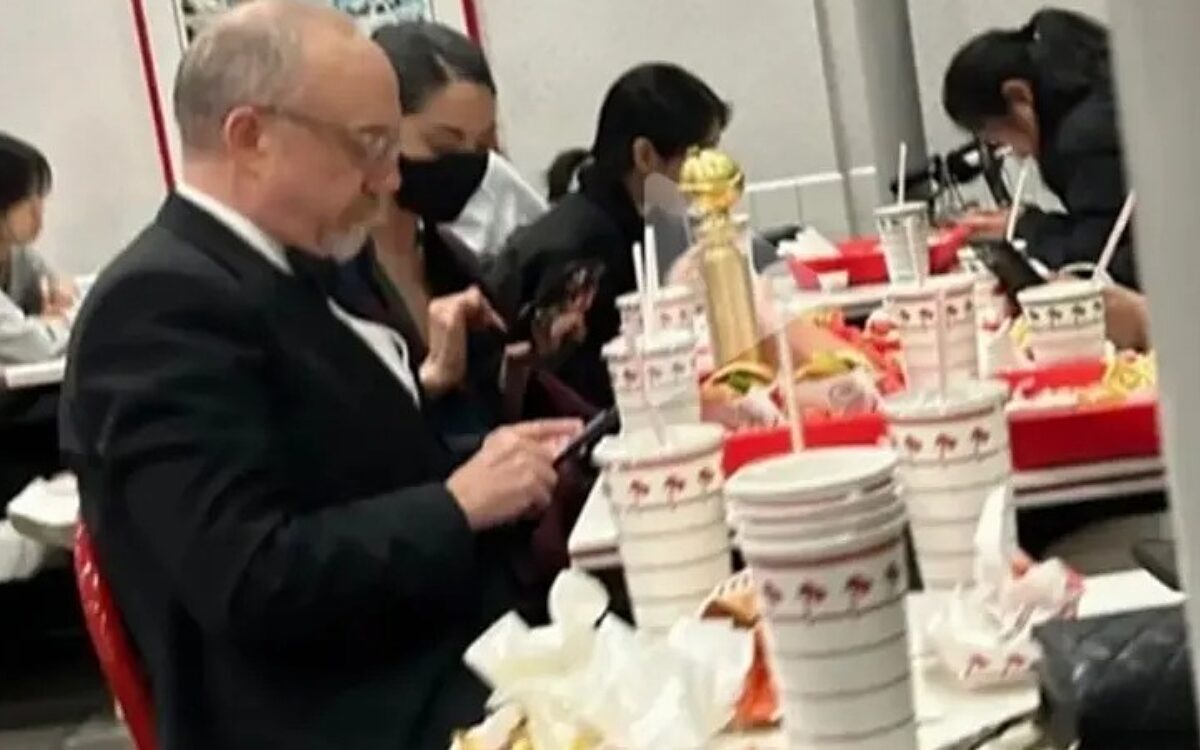 Acteur Paul Giamatti viert Golden Globe-winst met bezoekje aan fastfoodrestaurant