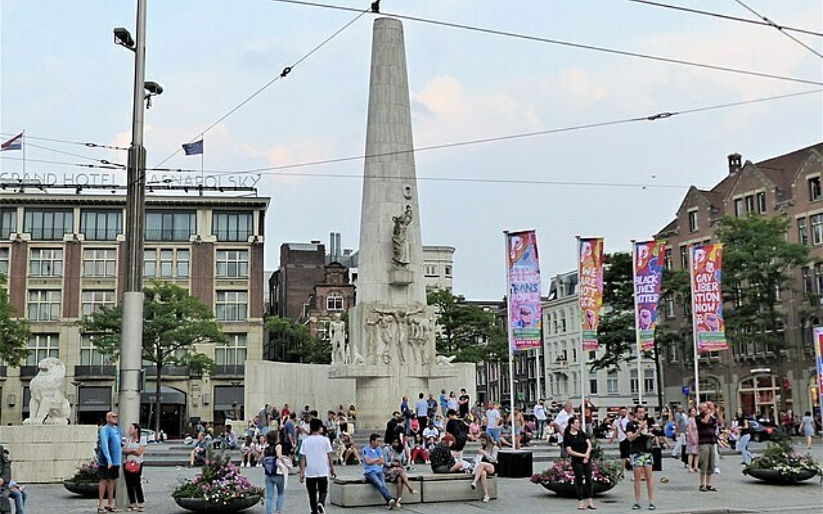 Toerist vraagt aan politieagent welk concert er in de avond op de Dam is