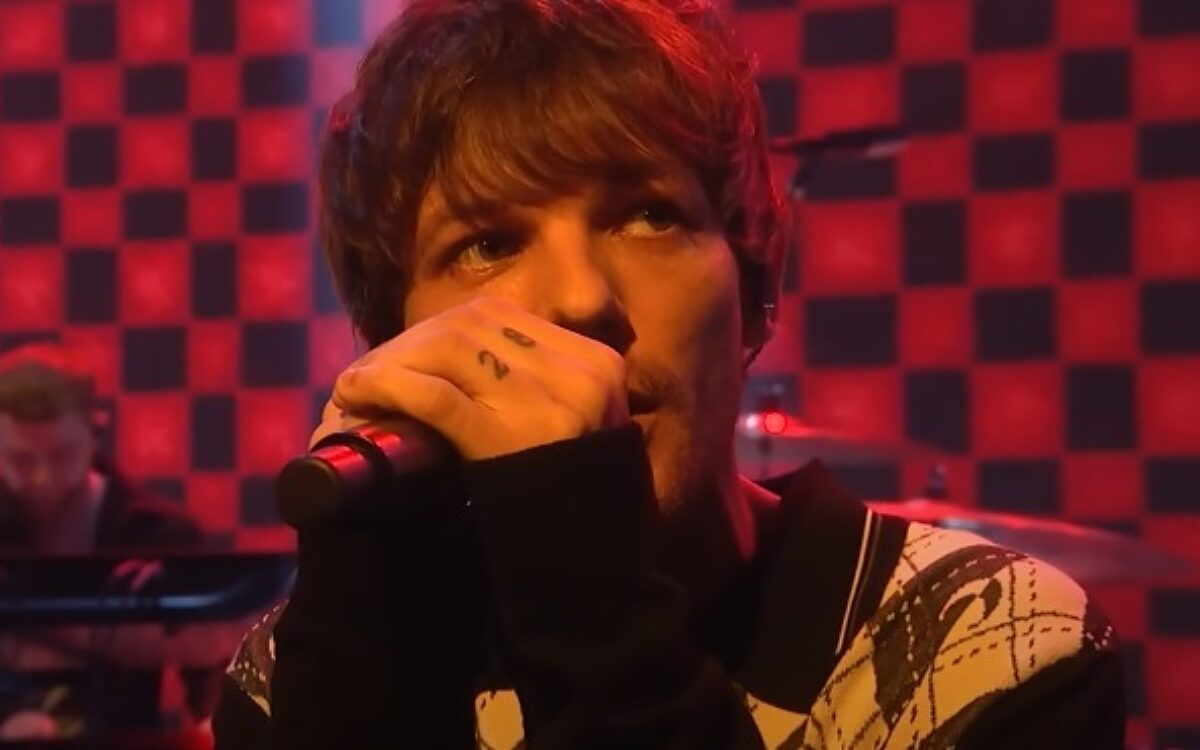 Fans verscheuren kleding zanger Louis Tomlinson in Ziggo Dome