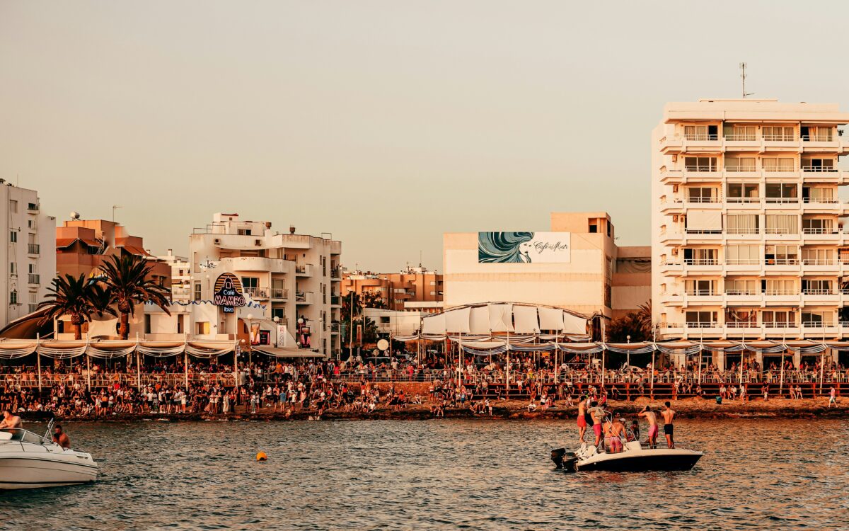 Brit (21) gaat naar Ibiza wandelen: 'Vliegticket is te duur'