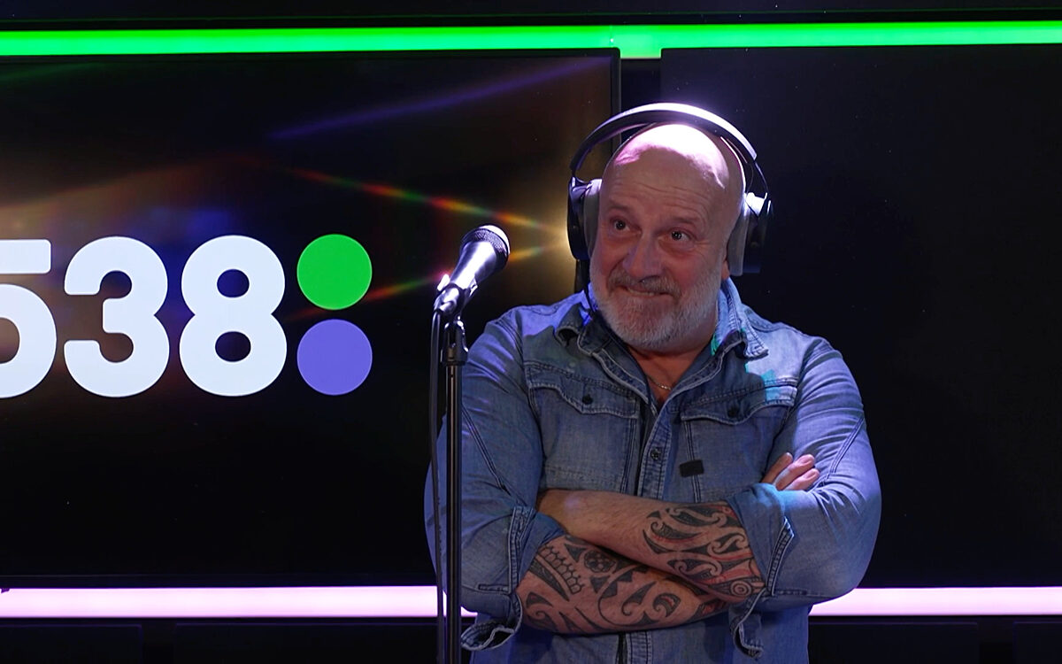 Video: Paskal Jakobsen emotioneel bij schitterende cover Liefde van Later