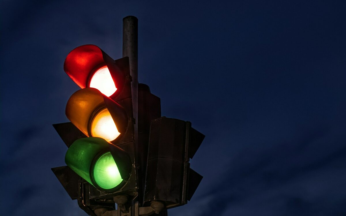 Ravage: Automobilist botst met hoge snelheid op verkeerslicht in Naaldwijk