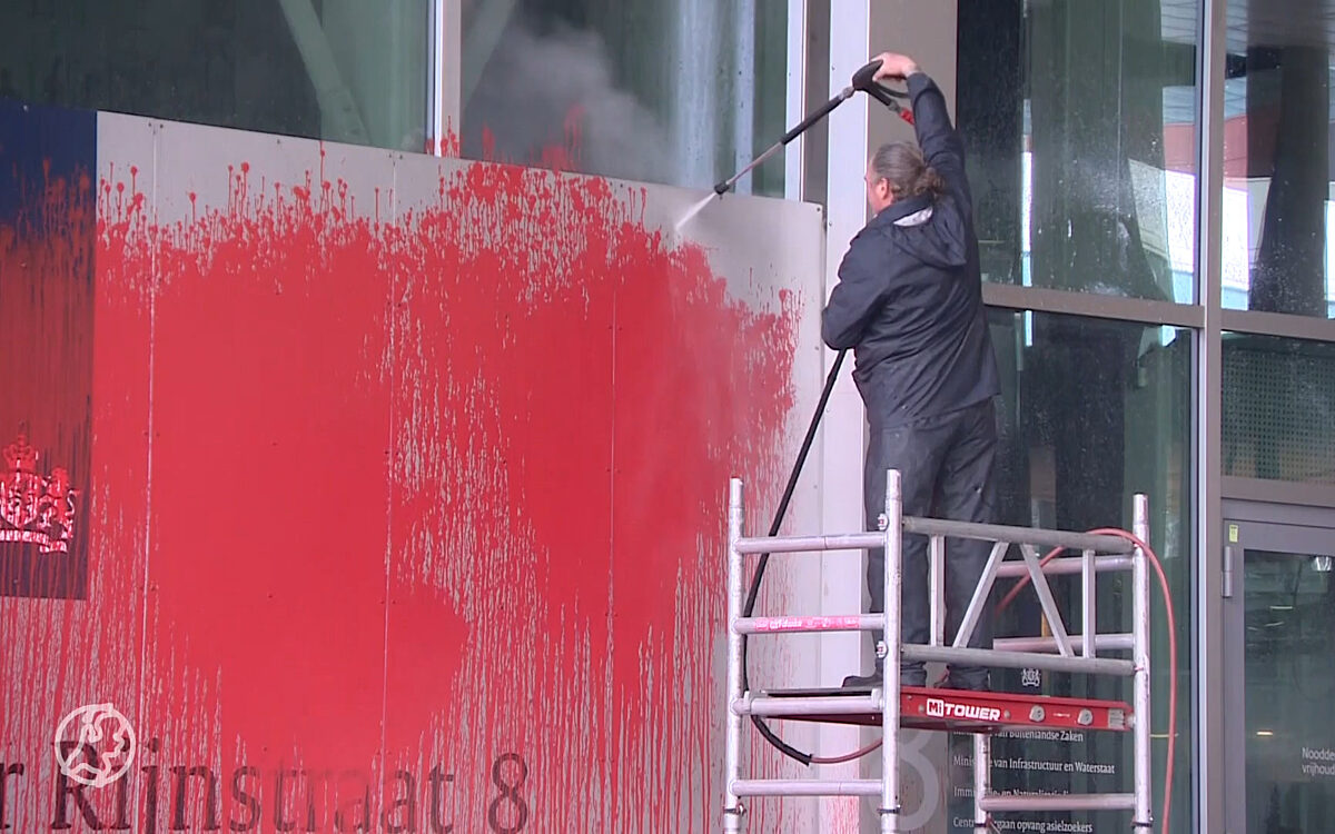Video: Schoonmaak besmeurd ministerie van Buitenlandse Zaken is flinke klus
