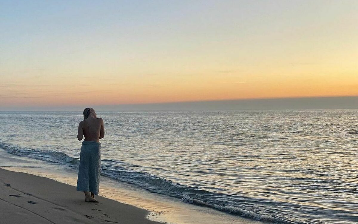 Juultje Tieleman verrast publiek met pikante strandfoto's