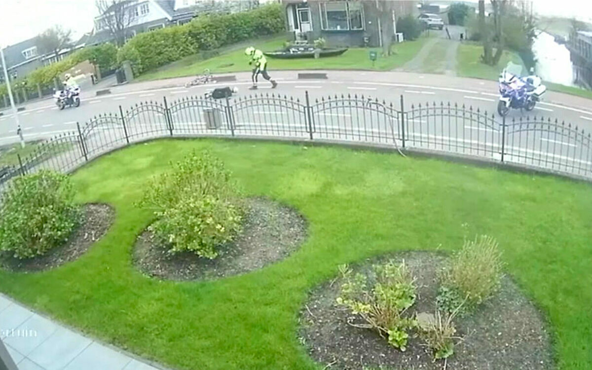 Motoragent schept wielrenner terwijl hij onderweg is naar een overval