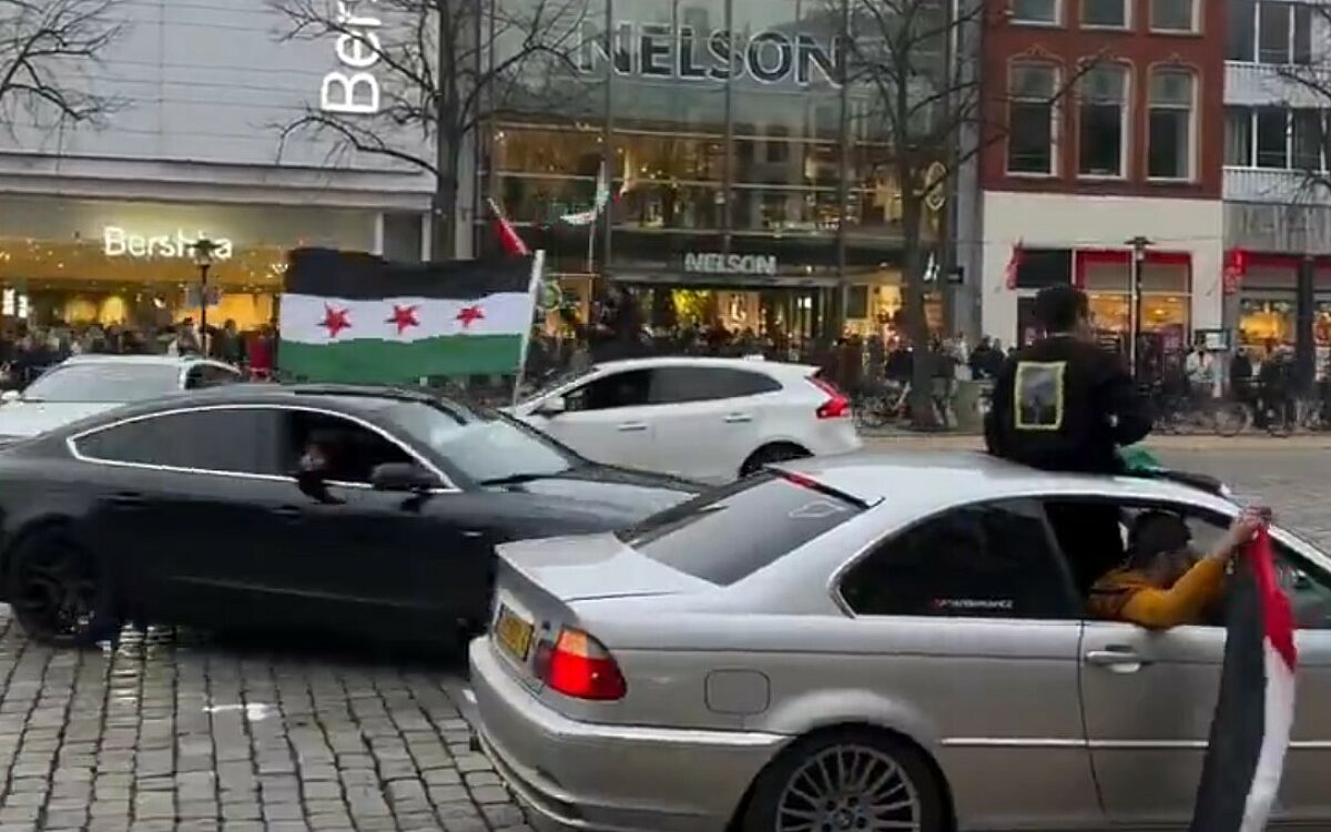 Syrische Groningers vieren val van Assad scheurend in auto's op de vismarkt