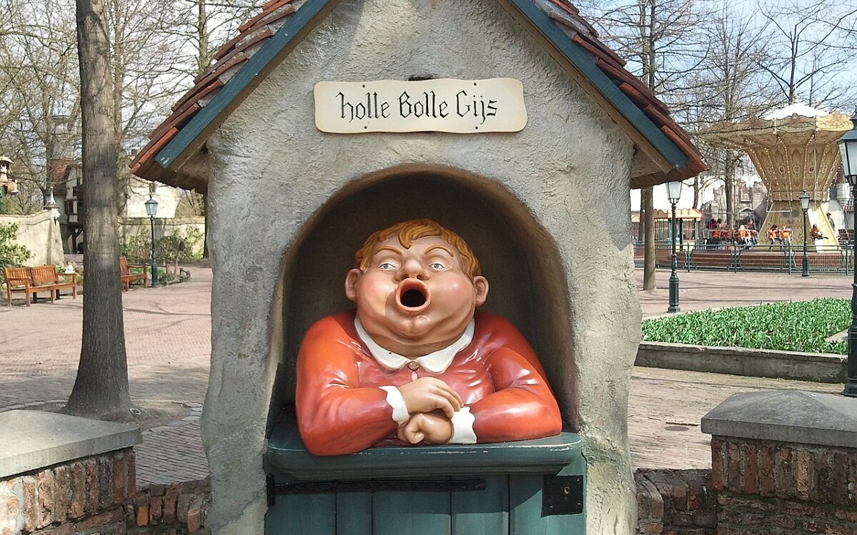Magneetvisser probeert geld uit water te halen in Efteling