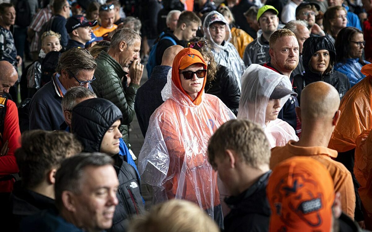 Regenbuien voorspeld tijdens F1-kwalificatie Zandvoort, fans moeten paraplu inleveren