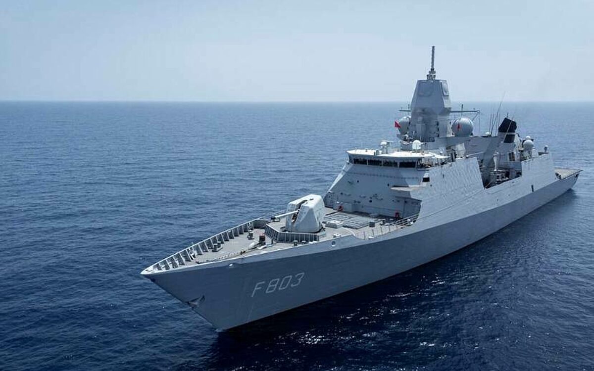 Nederlands marineschip benaderd door Chinese gevechtsvliegtuigen