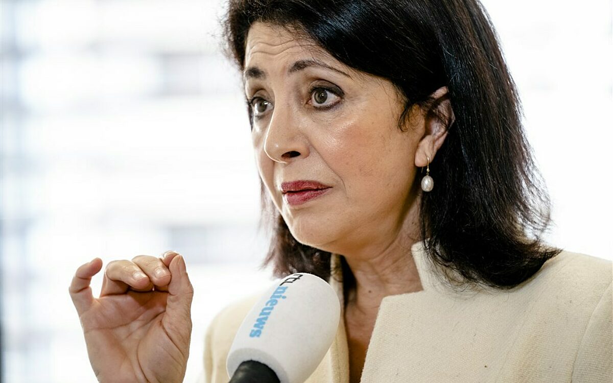 Oud-Kamervoorzitter Arib probeert onderzoek naar haar te stoppen