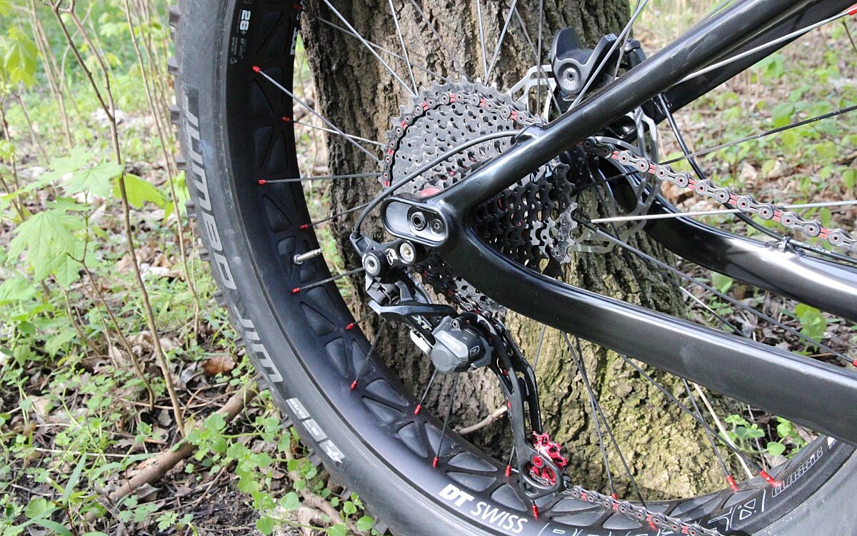 Fatbiker ernstig gewond na aanrijding in Den Haag, traumahelikopter ter plaatse
