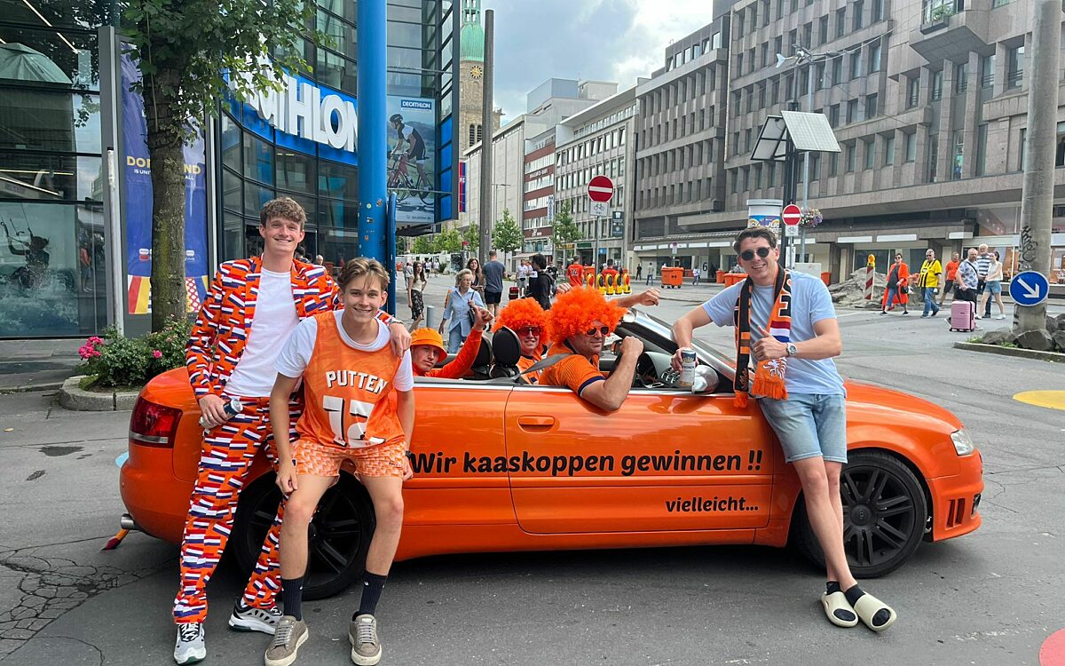 Dortmund kleurt Oranje: honderden Oranjesupporters nu al neergestreken op de Alter Markt