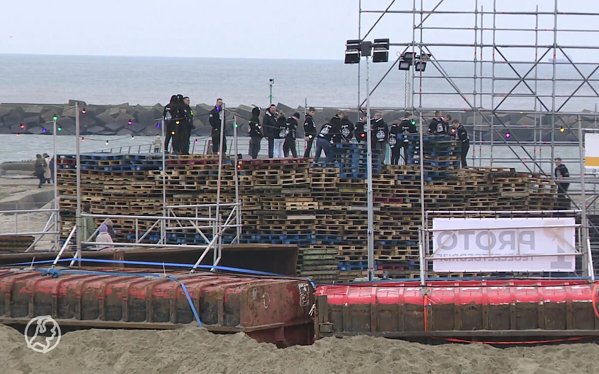 Video: Opbouw vreugdevuren Scheveningen en Duindorp begonnen