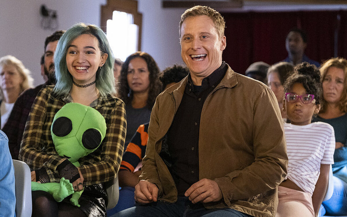 Buitenaards grappige komedie Resident Alien nu op Netflix te zien