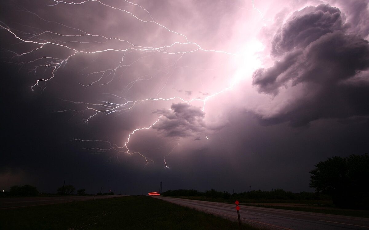 Donderdag raast storm Ciarán over Nederland: 'Extra kans op omwaaiende bomen'