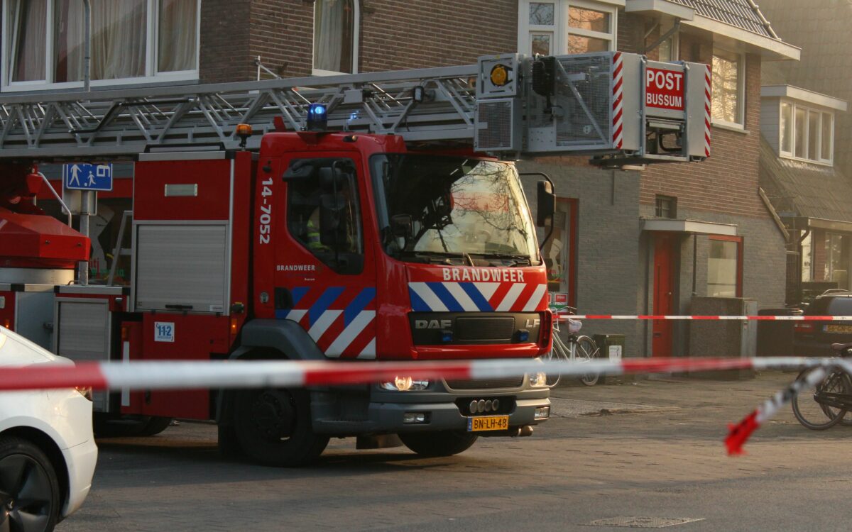 Video: Vrouw klimt met baby uit brandende woning in Hollandscheveld